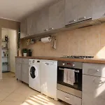 Apartment 4 Bedroom For 8 Guests, 2 Bathrooms, Free Parking *