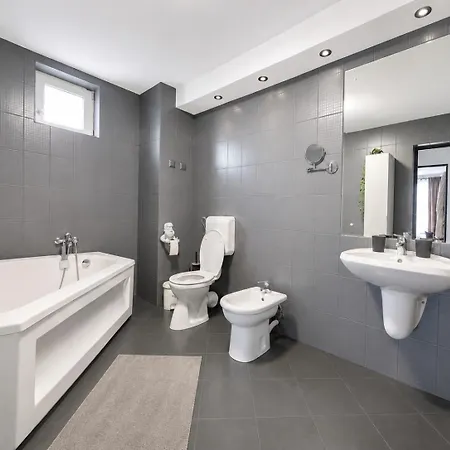 Urban Haven - Spacious 4Br Apartment For Groups And Families With Free Parking And Self Check-In Apartament *