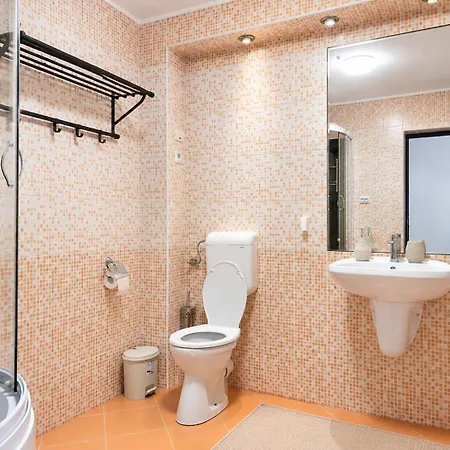 Apartament Urban Haven - Spacious 4Br Apartment For Groups And Families With Free Parking And Self Check-In *
