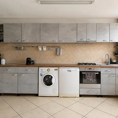 Apartament Urban Haven - Spacious 4br For Groups And Families With Free Parking And Self Check-in *
