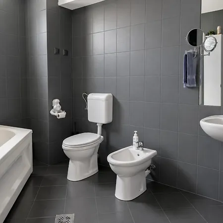 Apartament Urban Haven - Spacious 4br For Groups And Families With Free Parking And Self Check-in