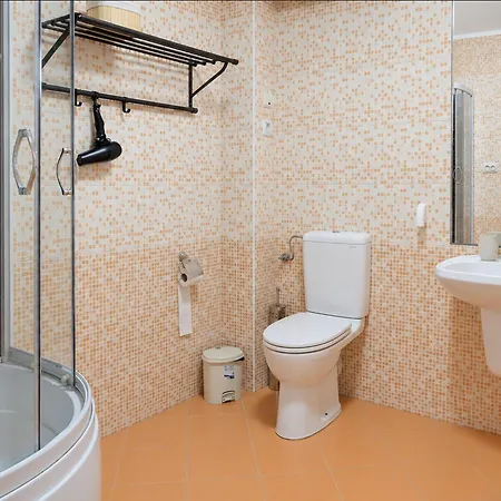 Apartament Urban Haven - Spacious 4br For Groups And Families With Free Parking And Self Check-in *